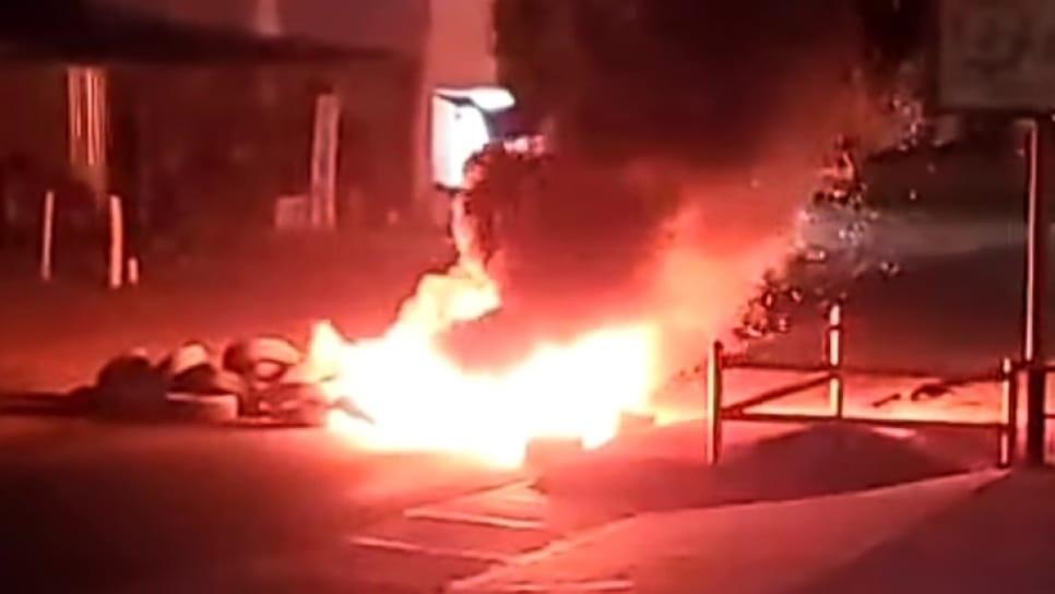 Bloquean carreteras en Guamúchil con vehículos y llantas incendiadas Bloquean carreteras en Guamúchil con vehículos y llantas incendiadas