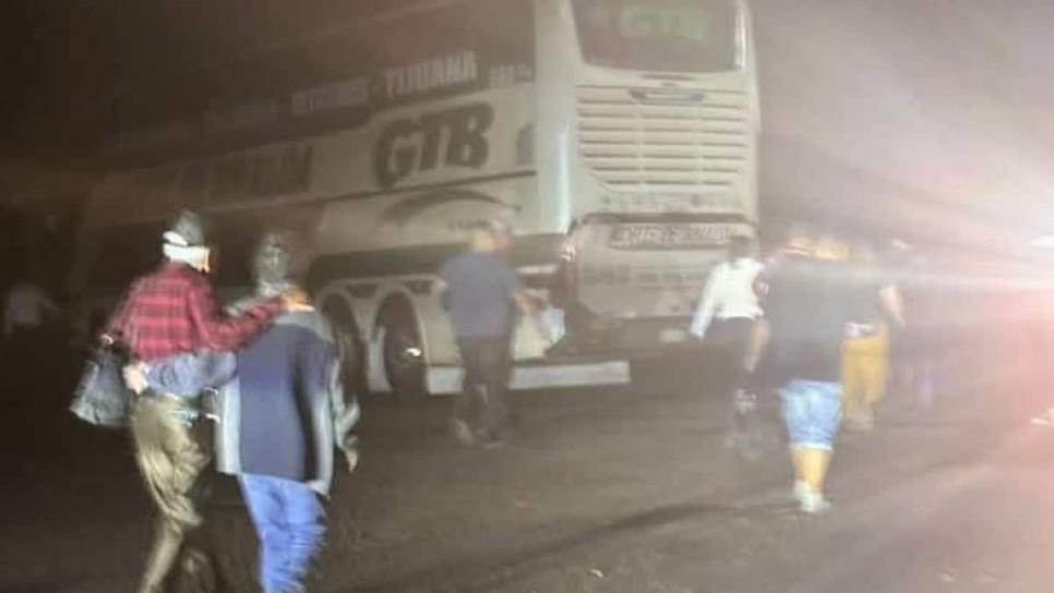Interceptan camión de pasajeros y lo atraviesan en la caseta de El Limón de Los Ramos, en Culiacán Interceptan camión de pasajeros y lo atraviesan en la caseta de El Limón de Los Ramos, en Culiacán