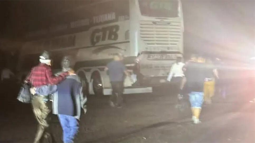 Los pasajeros quedaron varados en la carretera. (FOTO: Cortesía).