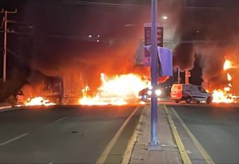 Bloquean la salida norte de Culiacán con vehículos incendiados