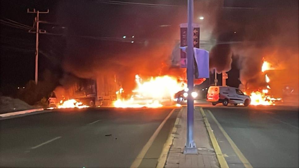 Bloquean la salida norte de Culiacán con vehículos incendiados Bloquean la salida norte de Culiacán con vehículos incendiados