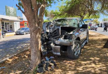 Conductor resulta herido al chocar contra un árbol sobre un camellón en Los Mochis 
