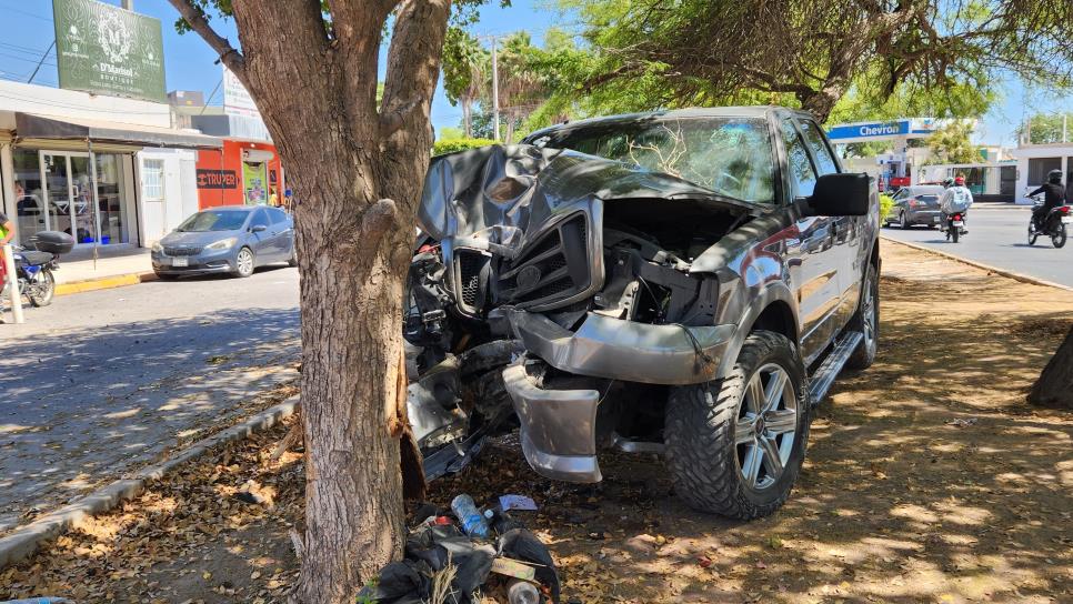 Conductor resulta herido al chocar contra un árbol sobre un camellón en Los Mochis Conductor resulta herido al chocar contra un árbol sobre un camellón en Los Mochis