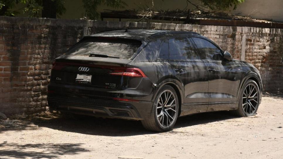 Encuentran lujoso vehículo con impactos de bala en un callejón de Guamúchil Encuentran lujoso vehículo con impactos de bala en un callejón de Guamúchil