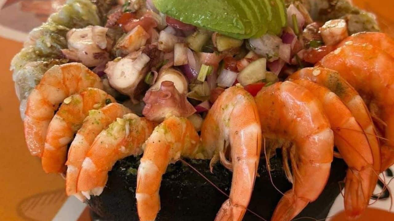 Ahora que, si lo que buscas es compartir con familia o amigos, este lugar ofrece parrilladas y mariscadas ideales para cuatro personas, con precios que rondan los mil 300 pesos