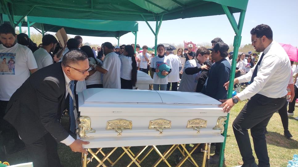 Con profundo dolor, dan el último adiós a Leydi y Alexa, víctimas de ataque en Badiraguato Con profundo dolor, dan el último adiós a Leydi y Alexa, víctimas de ataque en Badiraguato