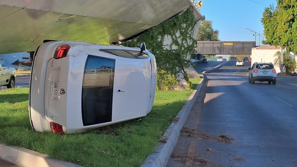 Joven termina volcado en su vehículo en el malecón viejo de Culiacán a la altura del Puente Negro Joven termina volcado en su vehículo en el malecón viejo de Culiacán a la altura del Puente Negro