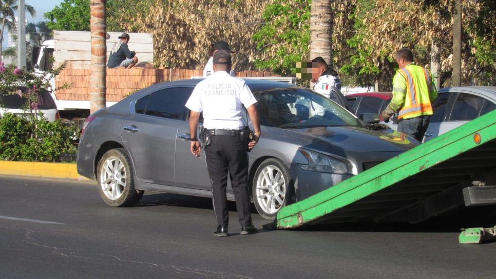 Localizan vehículo abandonado por la central camionera en Mazatlán Localizan vehículo abandonado por la central camionera en Mazatlán