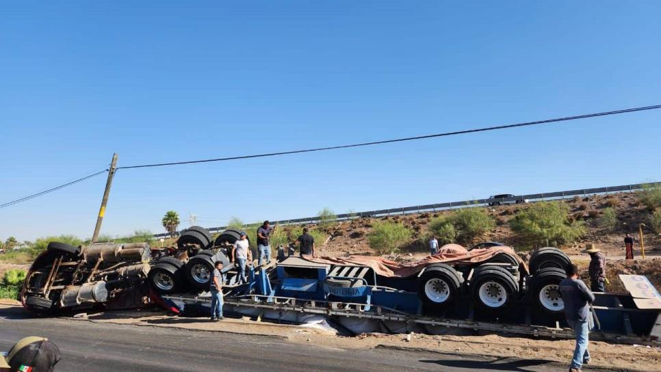 Vuelca tráiler cargado con más de 30 toneladas de alimento por el Canal Lateral 18 en Los Mochis Vuelca tráiler cargado con más de 30 toneladas de alimento por el Canal Lateral 18 en Los Mochis