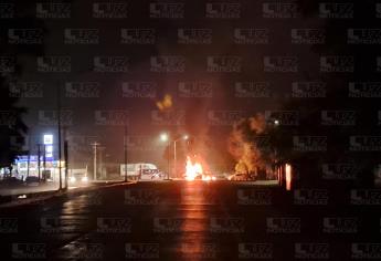 Sujetos armados atraviesan tráileres e incendian vehículos sobre la carretera Los Mochis-Topolobampo