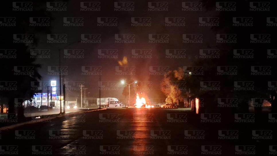 Sujetos armados atraviesan tráileres e incendian vehículos sobre la carretera Los Mochis-Topolobampo Sujetos armados atraviesan tráileres e incendian vehículos sobre la carretera Los Mochis-Topolobampo