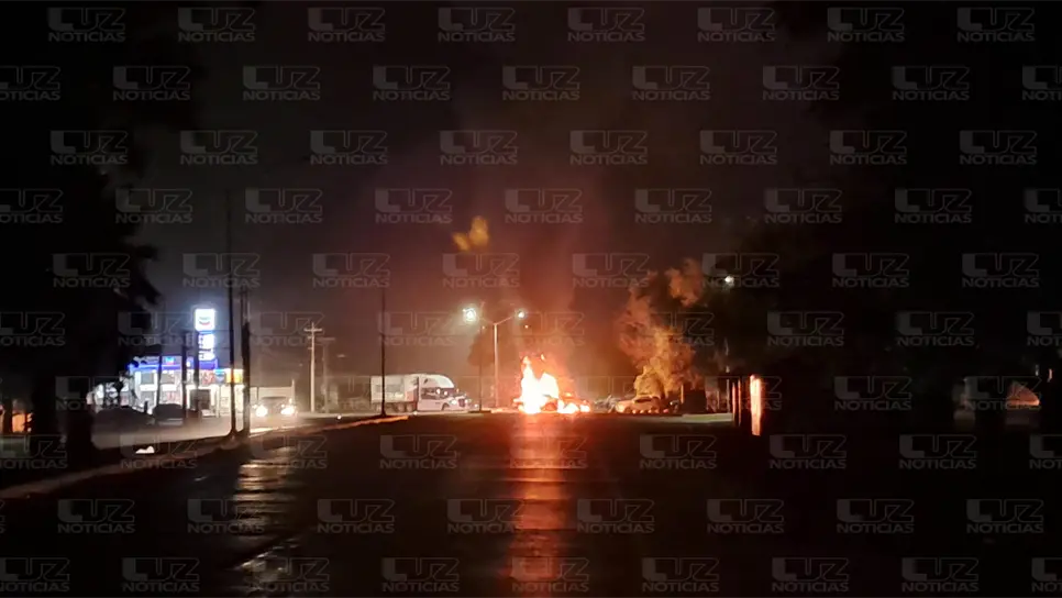 Así lucían las intensas llamas tras la quema de los vehículos. (FOTO: Marisela Guerrero).