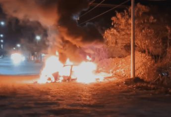 Despojan y queman un vehículo en Paseo de las Aves, en Los Mochis