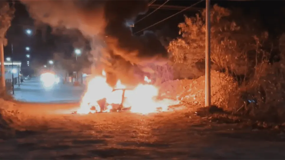 El vehículo quedó completamente calcinado. (FOTO: Marisela Guerrero).