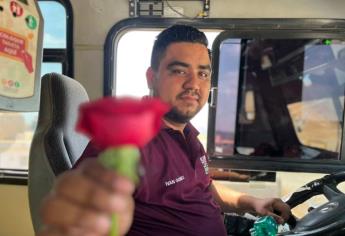 Chofer de camión urbano en Mazatlán se viraliza por regalar flores este Día de las Madres