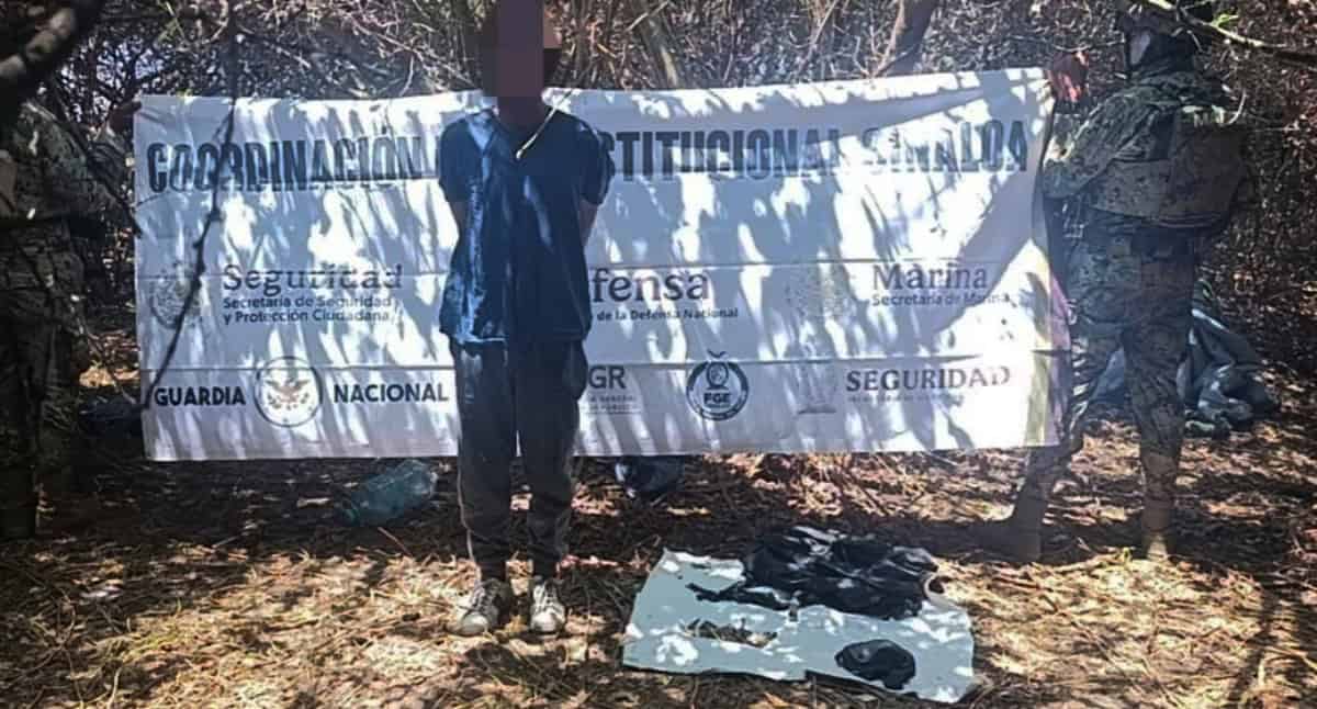 Marina decomisa tres vehículos, detiene a una persona y asegura cartuchos útiles en el sur de Sinaloa