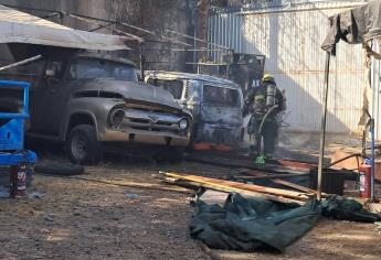 Combi se incendia en el sector Tres Ríos de Culiacán; bomberos evitan que el fuego se extienda