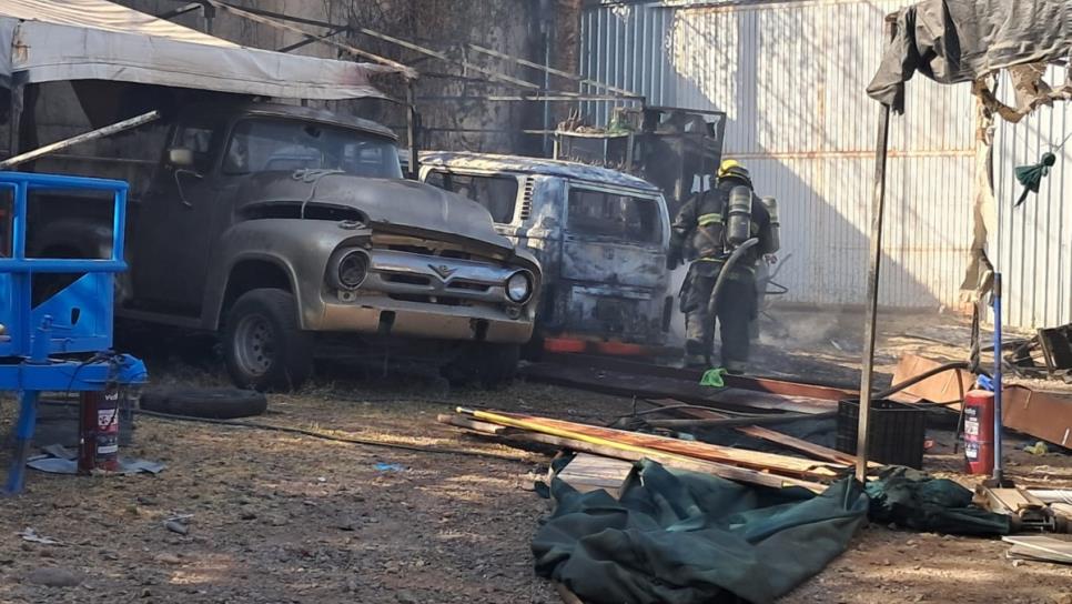 Combi se incendia en el sector Tres Ríos de Culiacán; bomberos evitan que el fuego se extienda Combi se incendia en el sector Tres Ríos de Culiacán; bomberos evitan que el fuego se extienda