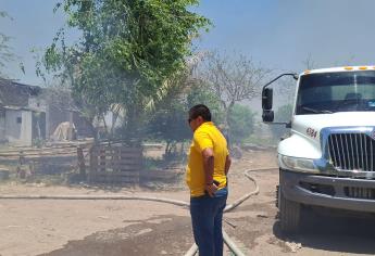 Daños materiales deja incendio de una bodega de cartón en la sindicatura de Aguaruto, en Culiacán
