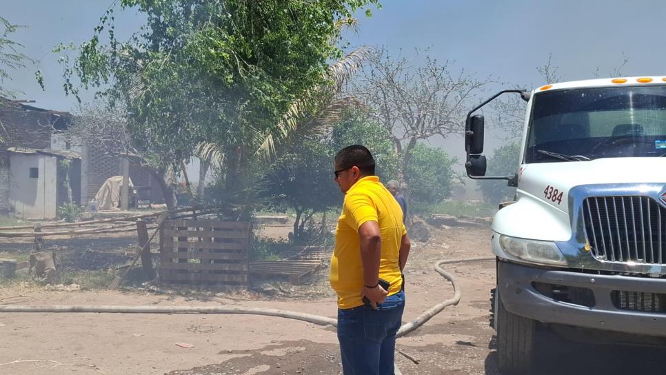 Daños materiales deja incendio de una bodega de cartón en la sindicatura de Aguaruto, en Culiacán Daños materiales deja incendio de una bodega de cartón en la sindicatura de Aguaruto, en Culiacán