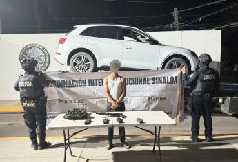 Detienen a un sujeto con un rifle de asalto, equipo táctico y cargadores en Caimanero, Mocorito
