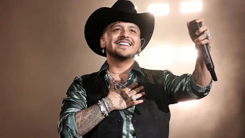 Christian Nodal enfrenta a fan por querer robarle el sombrero y lo regala a otra persona | VIDEO Christian Nodal enfrenta a fan por querer robarle el sombrero y lo regala a otra persona | VIDEO