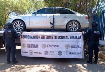 Aseguran un vehículo robado con arma larga en el sector Barrancos, Culiacán