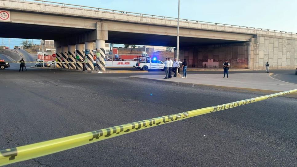 Localizan a un hombre asesinado y envuelto en una lona sobre La Costerita, en Culiacán Localizan a un hombre asesinado y envuelto en una lona sobre La Costerita, en Culiacán