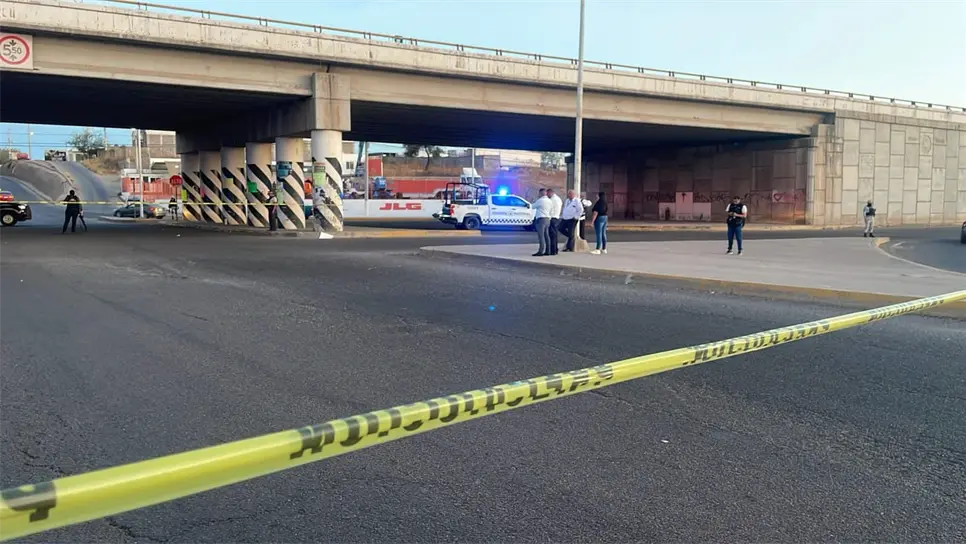 El cuerpo fue localizado justo debajo del paso a desnivel en el cruce con la Obregón. (FOTO: Ángel Beltrán).