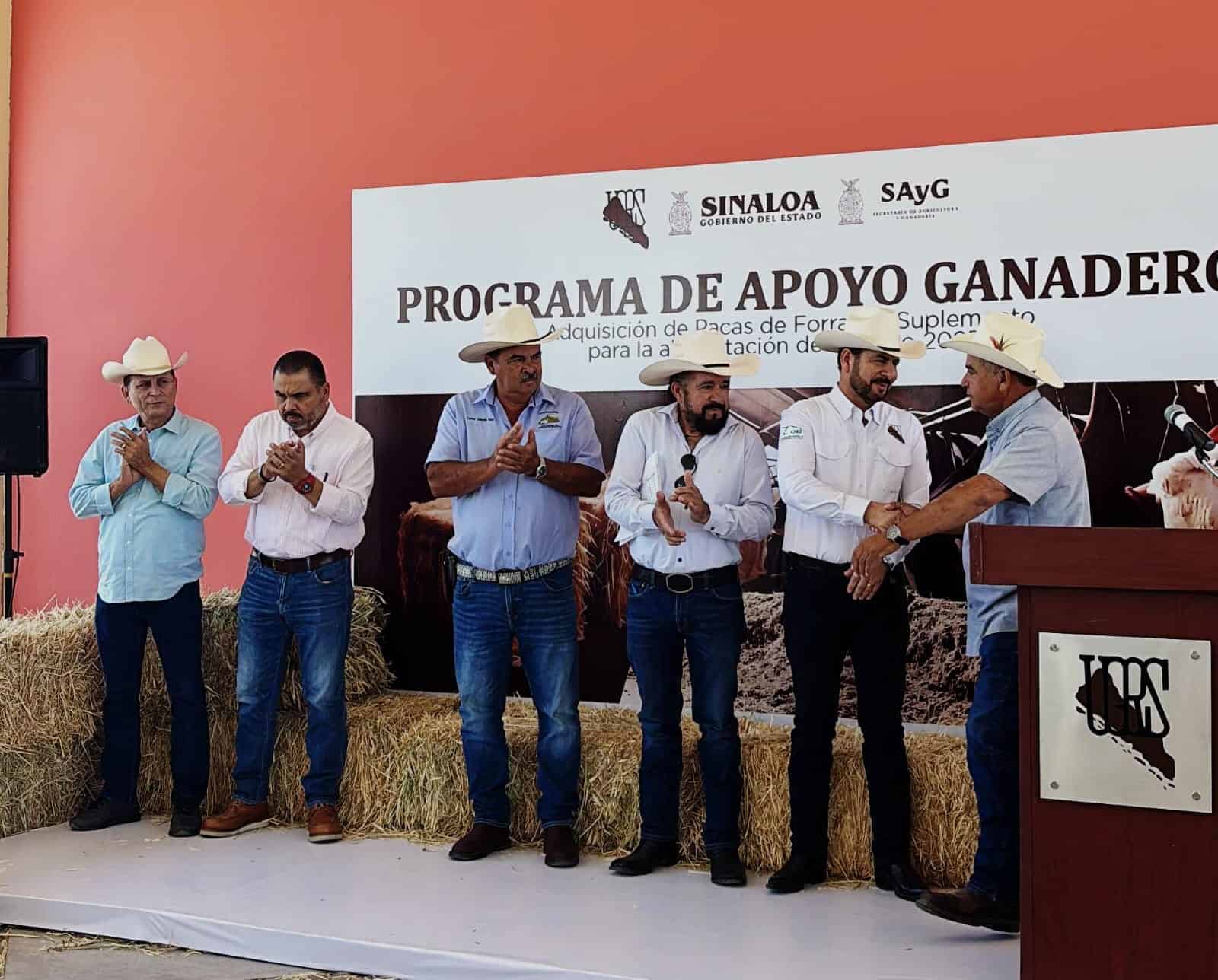 Ganaderos en crisis por la sequía, entregan alimento en Sinaloa Ganaderos en crisis por la sequía, entregan alimento en Sinaloa