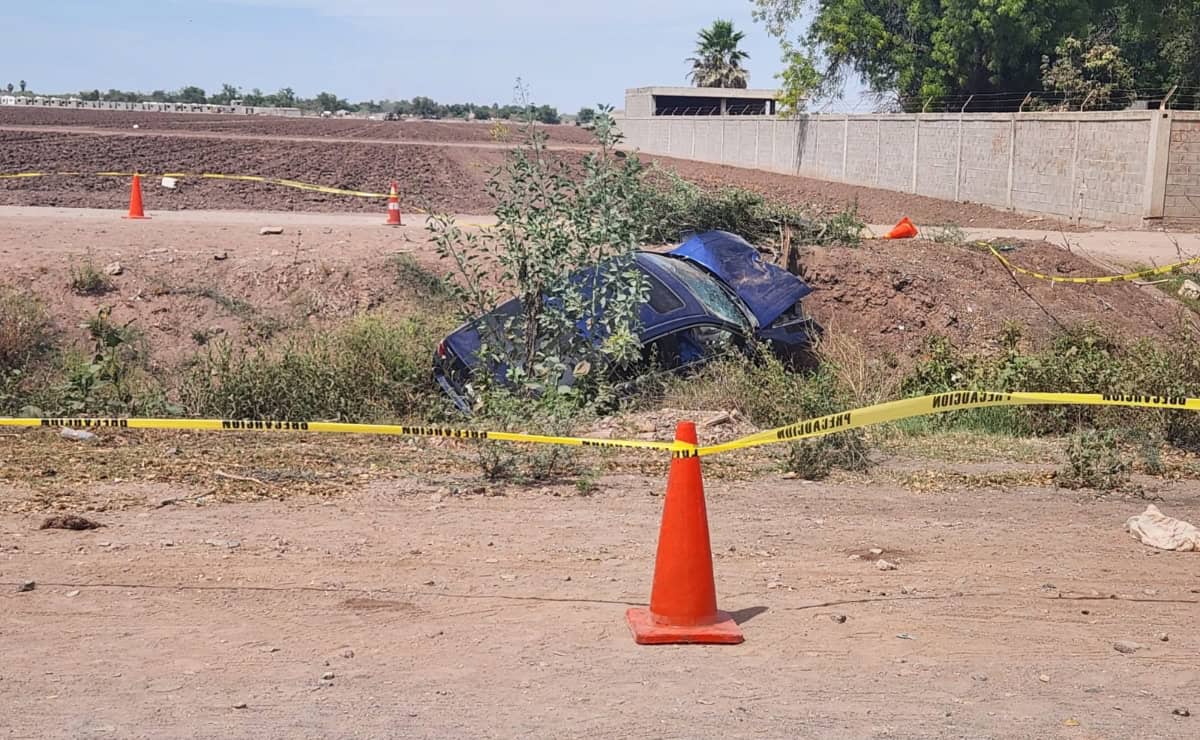 FOTO: Padre e hijo mueren tras caer con su vehículo a un canal en Plan de Ayala en Ahome 