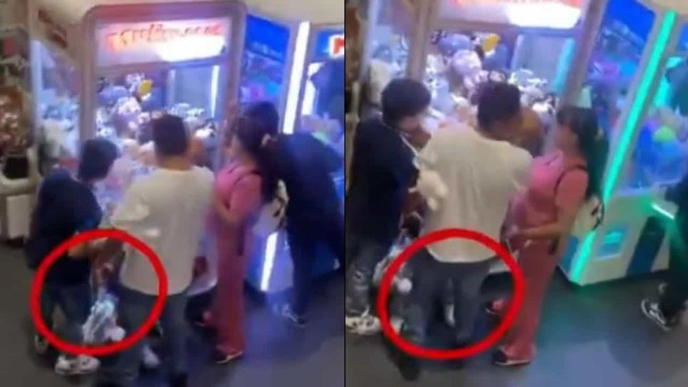 Graban a familia usando a una niña para robar en máquina de peluches | VIDEO Graban a familia usando a una niña para robar en máquina de peluches | VIDEO