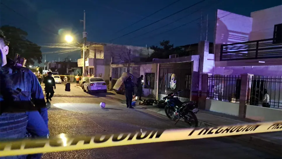 El cuerpo quedó tendido sobre la banqueta. (FOTO: Luis Ramírez).