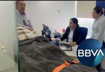 Critican a BBVA por obligar a una mujer de 96 a acudir a un sucursal para cobrar su pensión  en camilla