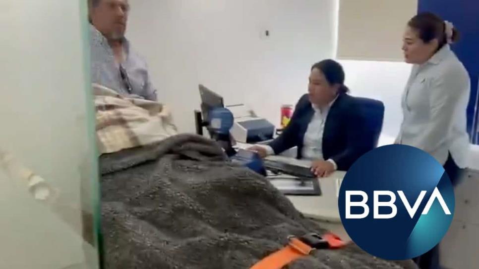 Critican a BBVA por obligar a una mujer de 96 a acudir a sucursal para cobrar su pensión en camilla Critican a BBVA por obligar a una mujer de 96 a acudir a sucursal para cobrar su pensión en camilla