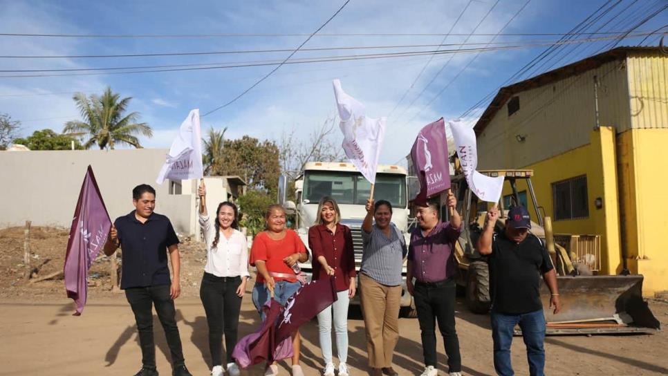 Gobierno de Mazatlán da banderazo para pavimentar la calle Arcoíris en colonia Universo Gobierno de Mazatlán da banderazo para pavimentar la calle Arcoíris en colonia Universo