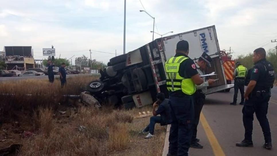 Tráiler pierde el control y vuelca sobre la carretera México 15 en Ahome Tráiler pierde el control y vuelca sobre la carretera México 15 en Ahome