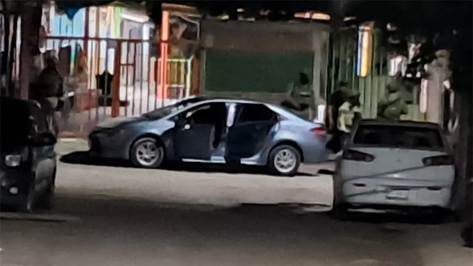 Dos vehículos que estaban estacionados resultaron baleados. (FOTO: Luis Ramírez).