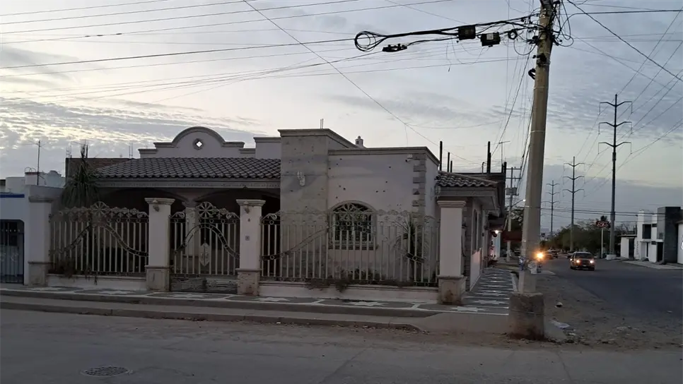 La vivienda presentó múltiples impactos en la fachada. (FOTO: Luis Ramírez).
