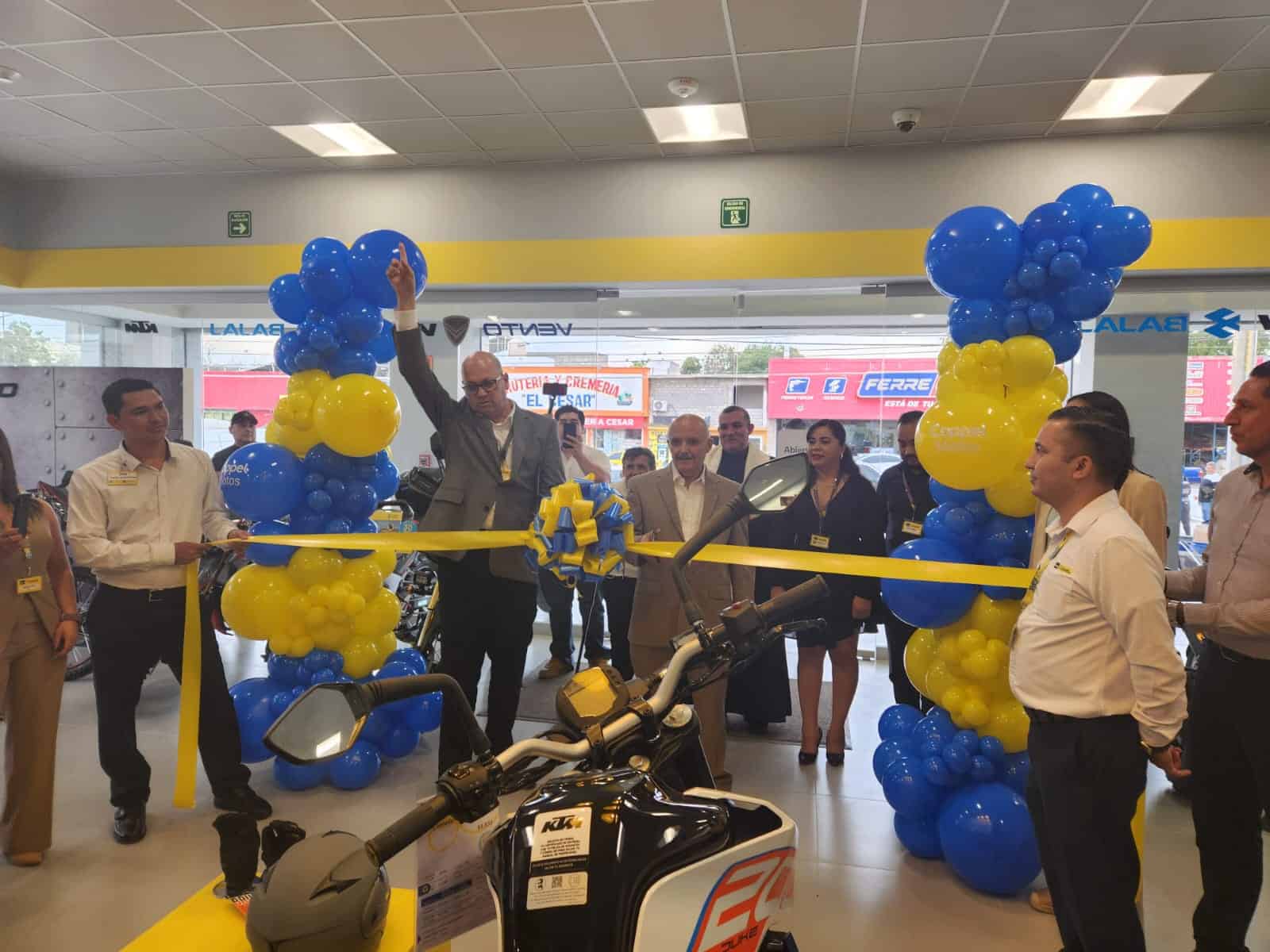 Tras la bendición de un sacerdote se dio el corte de listón. (FOTO: Osmar Zavala).