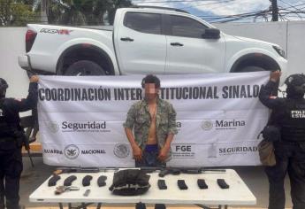 Detienen a civil, aseguran armamento y camioneta robada en Villa Juárez, Navolato