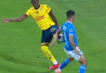 ¿Era penal? Mano de Erik Lira calienta el inicio del América vs Cruz Azul | VIDEO