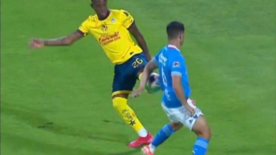 ¿Era penal? Mano de Erik Lira calienta el inicio del América vs Cruz Azul | VIDEO ¿Era penal? Mano de Erik Lira calienta el inicio del América vs Cruz Azul | VIDEO