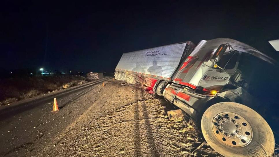 Vuelca tráiler de doble caja sobre la México 15 en Ahome; chofer resulta gravemente herido