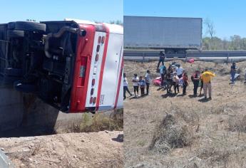 Vuelca camión de pasajeros por la Maxipista a la altura de La Cruz de Elota