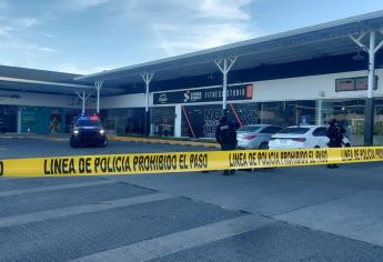 Ejecutan a un motociclista en un estacionamiento de una plaza comercial en Culiacán
