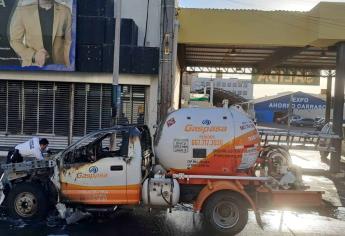 Se incendia pipa en pleno centro de Culiacán