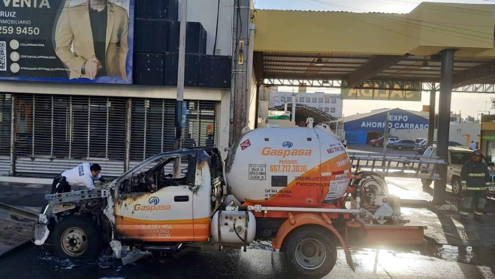 Se incendia pipa en pleno centro de Culiacán Se incendia pipa en pleno centro de Culiacán