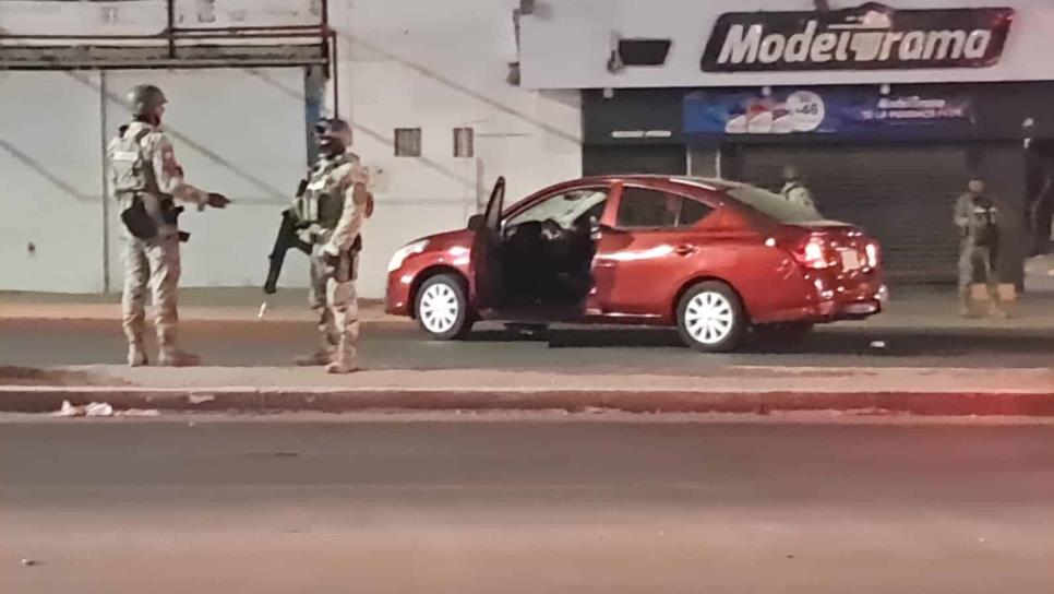 Balean a desconocido de carro a carro en Villa Satélite de Culiacán Balean a desconocido de carro a carro en Villa Satélite de Culiacán