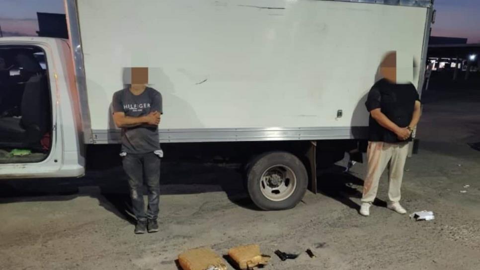 Militares detienen a dos civiles tras persecución en Mazatlán; aseguran vehículo, arma y objetos ilícitos Militares detienen a dos civiles tras persecución en Mazatlán; aseguran vehículo, arma y objetos ilícitos